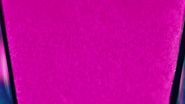 ピンクのこぼれ グリッターペンキ ビビッド ウォーターフォール 分解された明るい色の光る粒子の質のガラス表面の抽象的な背景の魅力的なぬれたインクの流れの動き — ストック動画