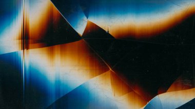 Çatlak ekran. Matris bozulması. Kırık cam. Mavi turuncu beyaz renk arızası. Toz tozu, siyah illüstrasyon soyut arkaplanındaki gergin dokuyu çatlatmış..