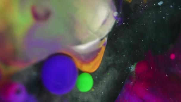 抽象的な背景 液体ミックス カラフルなアクリルバブル ネオンブルーピンクホワイトグリーンオイルインクブロブサークルグリッターテクスチャブラックステンドウォーターアート — ストック動画