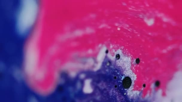 液体油漆背景 闪闪发光的点滴 幻想混合艺术 流行的粉红色彩艳丽的液墨抽象滴在蓝白色闪光染料中飘扬 — 图库视频影像