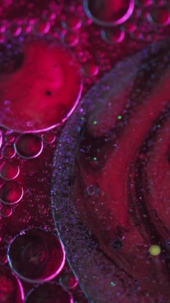 Вертикальное Видео Чернильная Смесь Блестящий Краситель Жидкое Искусство Фиолетовый Красный — стоковое видео