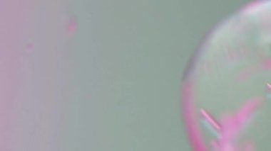 Renkli baloncuklar. Yağlı su. Neon mavisi yarı şeffaf jel sıvı küre ışık soyut sanat arka planında yüzen damlacık..