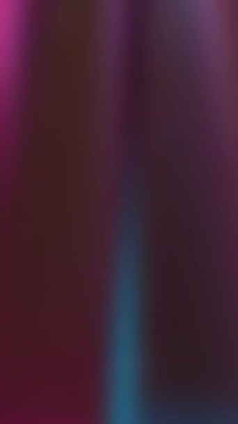 バーティカルビデオ ブラープリズムの背景 ネオン グロー グラスリフレクション ホワイトに抽象的なホログラフィック錯覚効果を持つカラフルな光で分割された透明ピラミッド回転 — ストック動画