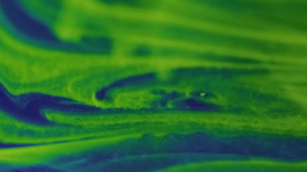 ネオン スモークテクスチャ 水の流れを塗る 鮮やかな緑の青い色の勾配の蒸気のヴェール浮遊インク波動抽象的な芸術の背景 — ストック動画
