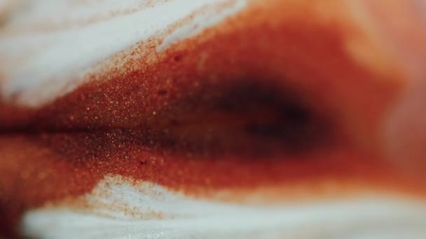 Parıldayan Sıvı Mürekkep Akışı Odaklanmamış Kırmızı Beyaz Renk Parıldayan Mermer — Stok video