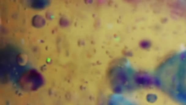 Blasenflüssigkeit Ölbeschaffenheit Tropfen Auf Den Heißen Stein Defokussiert Gelb Blau — Stockvideo