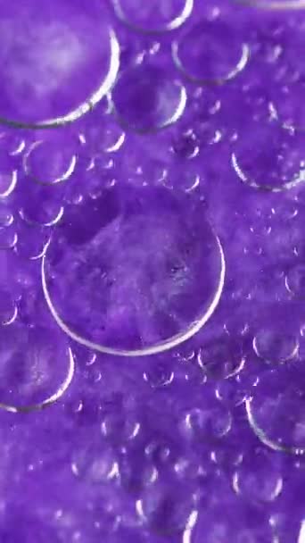 バーティカルビデオ 抽象的な背景 流体インクを薄くする バブルの表面 ネオンバイオレットに浮かぶ空気球は ダイナミックな芸術における輝く輝く水沸騰効果 — ストック動画