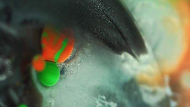 新流体背景 液体闪光混合 油油墨漂浮 脂肪透明中的灰色染料发光颗粒滴在催眠抽象旋涡上的橙色绿色气泡上 — 图库视频影像