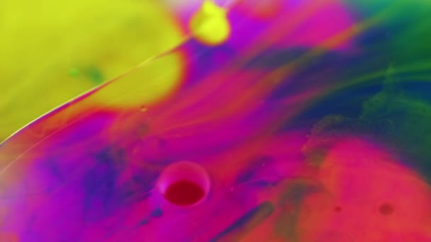 ネオンペイントウォーター オイルドロップ 分解された活気に満ちたピンクの黄色の青色の透明なぬれた泡インクの霧の質の芸術の抽象的な背景 — ストック動画
