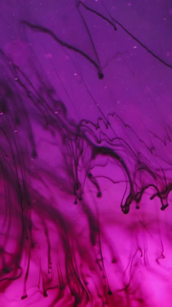 バーティカルビデオ インクドロップバック 液体顔料について 水質汚染アート 空気泡が付いている紫色の環境の汚れた黒いペンキの抽象的な渦の動き — ストック動画