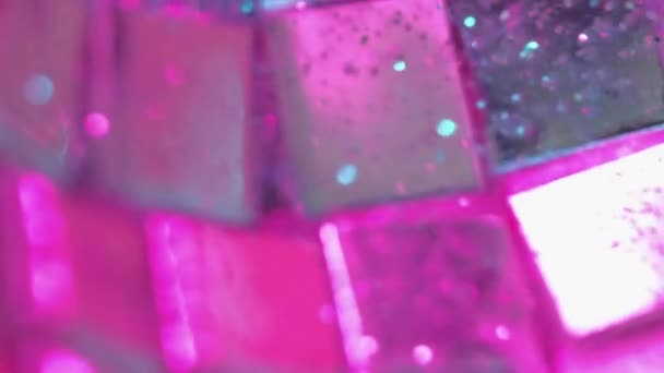 バーティカルビデオ ミラーグリッターの背景 ディスコ シャイン 豪華なパーティー 明るいピンク色のライトの明るいナイトクラブの現代装飾的なガラスの正方形で広がる輝く流体 — ストック動画