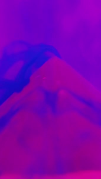 垂直录像 水色素背景 液体烟 网络朋克烟雾 抽象现代设计中粉色金字塔的动态蓝色液雾级联运动 — 图库视频影像