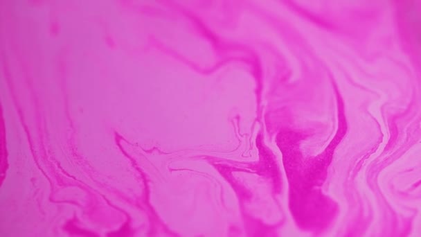 背景をペイントする インクフロー 液体ブレンド 分割された輝く紫色のピンクの滑らかな質の表面のミックス ストリームの動き トレンディなアクリル顔料抽象的な芸術 — ストック動画