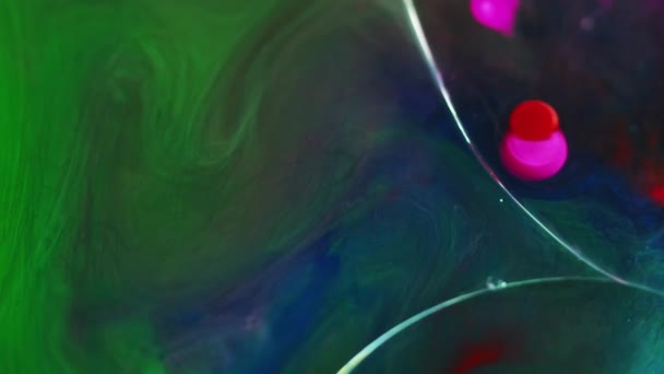 墨水油泡 油漆水的混合物 脱色绿色蓝色粉红凝胶液斑点漂浮运动烟雾质感抽象艺术背景 — 图库视频影像
