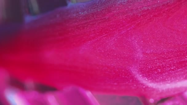 バーティカルビデオ ナイトクラブの背景 ペイントフロー トレンドディスコスタイル 銀製のガラスパーティーミラーボールの正方形に広がる鮮やかな滑らかなピンクの輝く液体インク — ストック動画