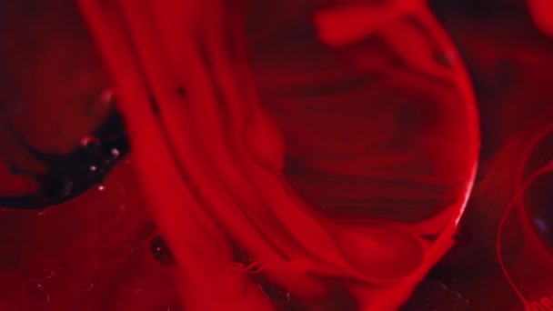 油漆水飞溅 暗黑色抽象艺术背景下模糊明亮的红烟质感油滴浮墨流动 — 图库视频影像