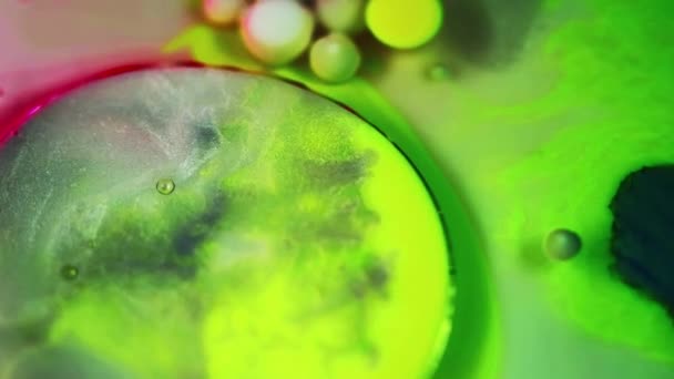 バブルを塗る グリッターオイル 分解されたネオン グリーン イエロー ホワイト カラー スパークリング テクスチャ アクリル — ストック動画
