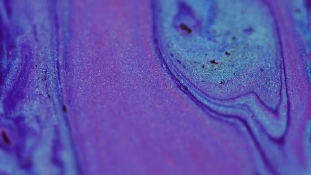 Glitzernde Flüssigkeit Verschüttet Farbmischung Defokussiert Neon Lila Blau Rosa Farbe — Stockvideo