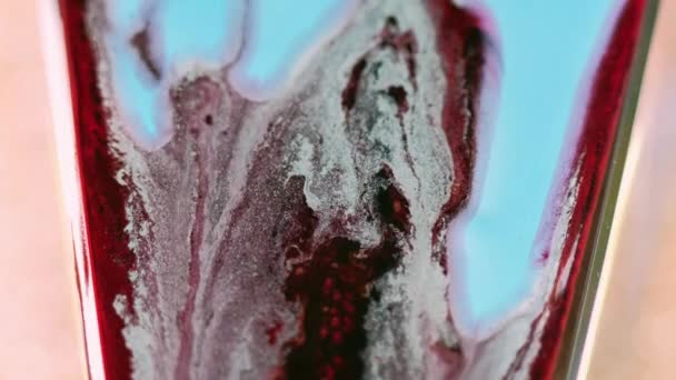 墨水滴 油漆溢出 浅粉抽象艺术背景下脱色蓝色红黑色颗粒纹理丙烯酸液乳液混合流动运动 — 图库视频影像