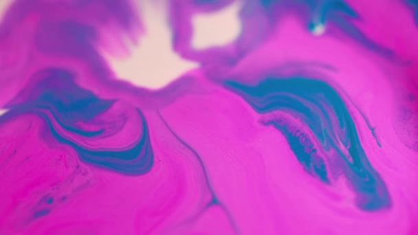 墨水洒了五颜六色的液体混合 脱色的白色粉色蓝色染料滴液涂料混合旋涡催眠运动艺术抽象背景 — 图库视频影像