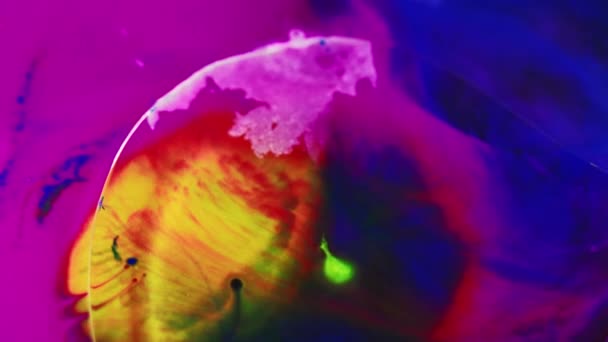 カラーフッ素バブル 水を混ぜる 分割された明るい紫色の青い黄色の霧の質のアクリル オイル染料のブレンドのゲル ブロブの浮遊動き抽象的な芸術の背景 — ストック動画