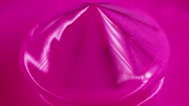 闪闪发光的墨水油漆水晶 闪闪发光的溢出物 用明亮的霓虹灯粉色彩艳丽的粒子将液体注入金字塔形艺术的抽象背景 — 图库视频影像