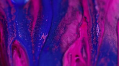 Renkli jel damlası. Boya karışımı. Odaklanmamış pembe pigment şeffaf simli parçacıklar yağ emülsiyon damla karışımı sanat soyut arkaplan yayıyor.