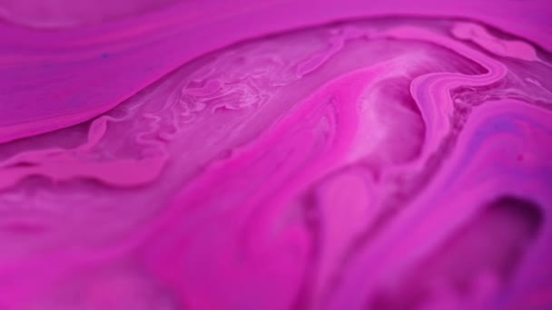 インク水の背景 ピグメントモーション 湿った物質の催眠抽象芸術で広がる不分割された色鮮やかなピンクの紫色の液体のペンキの渦の流れ — ストック動画
