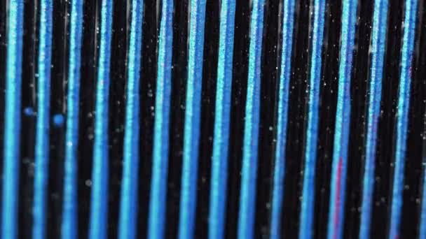 반짝이 배경입니다 페인트 반짝이는 예술의 골판지 표면에 파란색 염료에 퍼지는 — 비디오