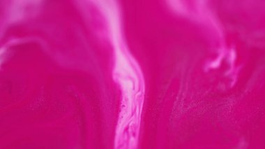 Işıldayan boya. Mürekkep akışı. Sıvı karışımı. Odaklanamayan parlak neon pembesi parlak akrilik pigment su karıştırma akış hareketi sanatı soyut arkaplan.