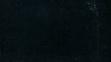 Hasarlı doku. Çatlak kaplama. Eski film efekti. Beyaz toz çiziği koyu siyah grunge illüstrasyon üzerinde ezilmiş cam kusuru.