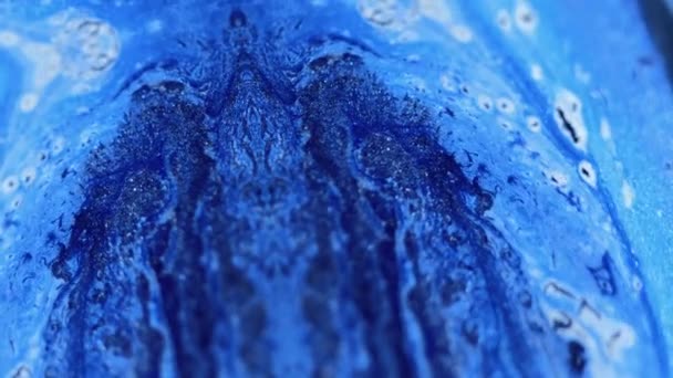 油漆溢出 未来派万花筒 淡蓝色闪烁着闪光的质感油墨流动流动对称装饰品抽象艺术背景 — 图库视频影像