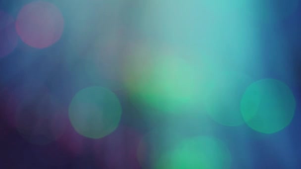 ネオンボケライト ブルーレイがオーバーレイ ディスコイルミネーション 割り当てられた青い紫色の緑のピンク色の光る円のフレアのフラッシュ モーション ビームの質の抽象的な芸術の背景 — ストック動画