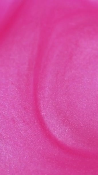バーティカルビデオ インクの背景 グリッターペンキ スパークリング流体スワールド 鮮やかなトレンディなピンク液体の輝く粒子の動きを催眠抽象芸術で輝かせる — ストック動画
