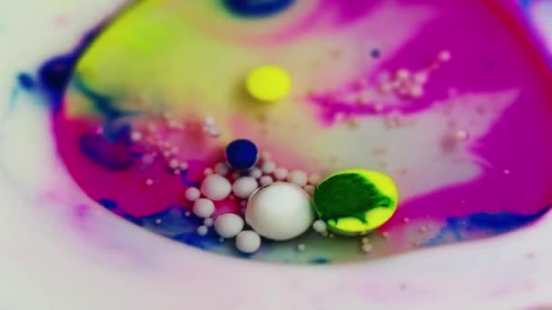 バブルを塗る カラフルオイル 白いミルクの質の抽象的な芸術の背景の浮遊動きを混合する紫色の青い黄色のアクリル インクの染料水スプラッシュ スプラッシュ球 — ストック動画