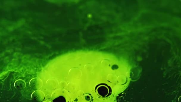 Måla Oljebubblor Färgdimma Färgvatten Syrahaltig Vätska Oskärpa Neon Grön Färg — Stockvideo