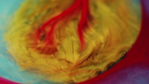グリッターペイントブロブ インクウォーターミックス 不分割された赤い黄金の黄色の青い色の輝く質オイルの液体のブレンドのスプラッシュの動き抽象的な芸術の背景 — ストック動画