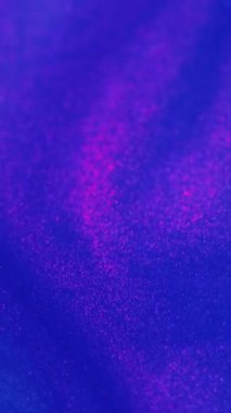 Dikey video. Parçacık arkaplanı. Işıldayan tahıl. Uzay sanatı. Odaklanmamış parlak neon mavisi parlak toz pembe mürekkep dalgası gökyüzü yıldızlarında soyut hareket yanılsaması.