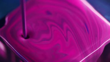 Boya dökülüyor. Renkli dökülme. Parlak cam küp yüzey geometrik sanat soyut zemin üzerinde odaksız pembe mor pigment pürüzsüz emülsiyon sıvısı mürekkep akışı.