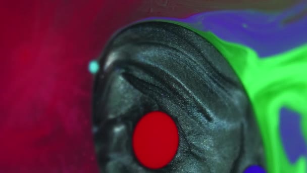 摘要背景 油漆混合气泡 五彩缤纷的水彩画催眠创意设计中闪烁着深红色绿色液体中斑点的黑色灰色油斑 — 图库视频影像