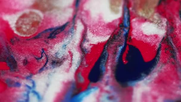 流体艺术 油漆混合水 脱色粉红蓝白闪烁着闪光的大理石质感油墨流动抽象背景 — 图库视频影像
