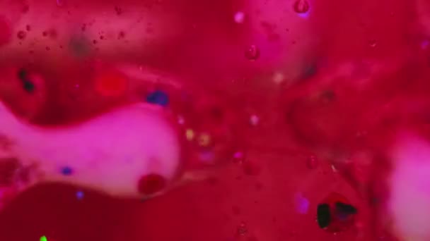 凝胶液泡 果冻乳液明亮的红色粉红蓝色闪烁着半透明的液体油漆水滴运动反映了抽象的艺术背景 — 图库视频影像