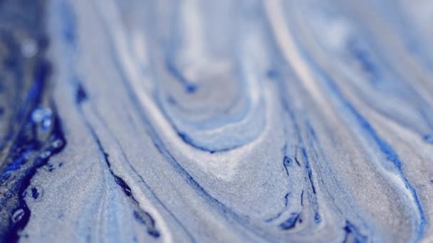 スパークリングインク波 アクリルペンキ 分割された青い銀色の光沢のある質のぬれた光沢のブレンドの流れの動き装飾的な抽象的な芸術の背景 — ストック動画