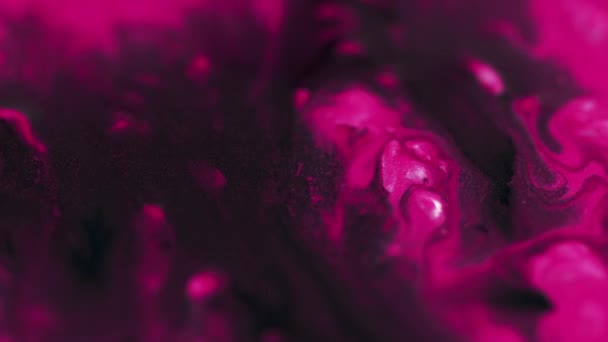 ペイントミックス ネオン流体の流出 分割されたピンクの黒い光沢のある粒子の質のぬれたアクリル インクのブレンドの波の流れの芸術の抽象的な背景 — ストック動画
