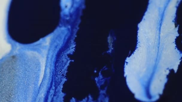 闪闪发光的液体滴下 墨水洒了模糊的蓝色黑色金属纹理涂料乳液光泽波运动魅力抽象艺术背景 — 图库视频影像