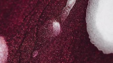 Işıldayan mürekkep arka planı. Islak pigment. Parlak akış. Beyaz maddeli köpüklü kahverengi sıvı yüzeyde yayılıyor ve soyut bir karışım oluşturuyor..