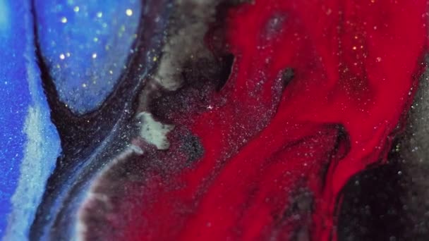 グリッター流体流出 ペイントドリップ 分割された赤い青い黒い色の光沢のある粒子の質インクの液体光沢の混合物のカスケードの流れ抽象的な芸術の背景 — ストック動画