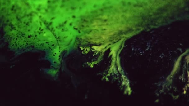 インクスプラッシュ ペイントミックス ブルーネオングリーンブラックカラー光沢のある光沢のある粒子テクスチャアクリル液ブレンド波抽象アート背景 — ストック動画