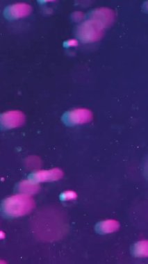 Dikey video. Soyut arkaplan. Baloncuk sıvısı. Su altı etkisi. Mor sıvı ve hava yukarı doğru yüzüyor. Odaklanmış bokeh ışık parıldayan parçacıklar pürüzsüz hareket ediyor..