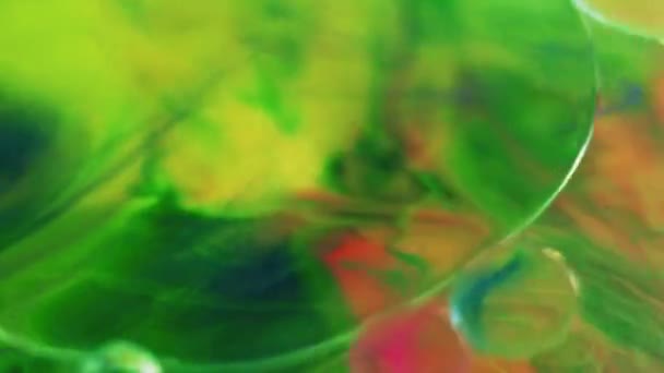 カラーフッ素バブル 水滴を塗りました 断層ネオングリーンイエローブルーピンクオイルインクミスト半透明なテクスチャアート抽象的な背景 — ストック動画
